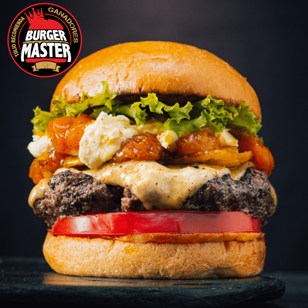 Hamburguesa La Clandestina de La Milagrosa Burger House, ganadora del Burger Master 2025 en el Eje Cafetero, con carne artesanal, queso derretido, tomate fresco y pan brioche en Pereira Risaralda.