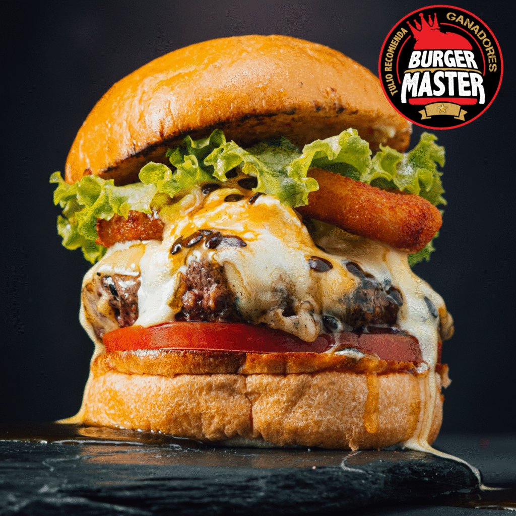 Hamburguesa La Perla del Ruiz de La Milagrosa Burger House, ganadora del Burger Master 2023 en el Eje Cafetero, con carne artesanal, queso fundido, croqueta dorada y pan brioche en el Eje Cafetero.